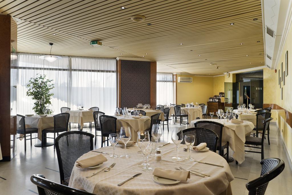 Una Hotel Лоді Ресторан фото