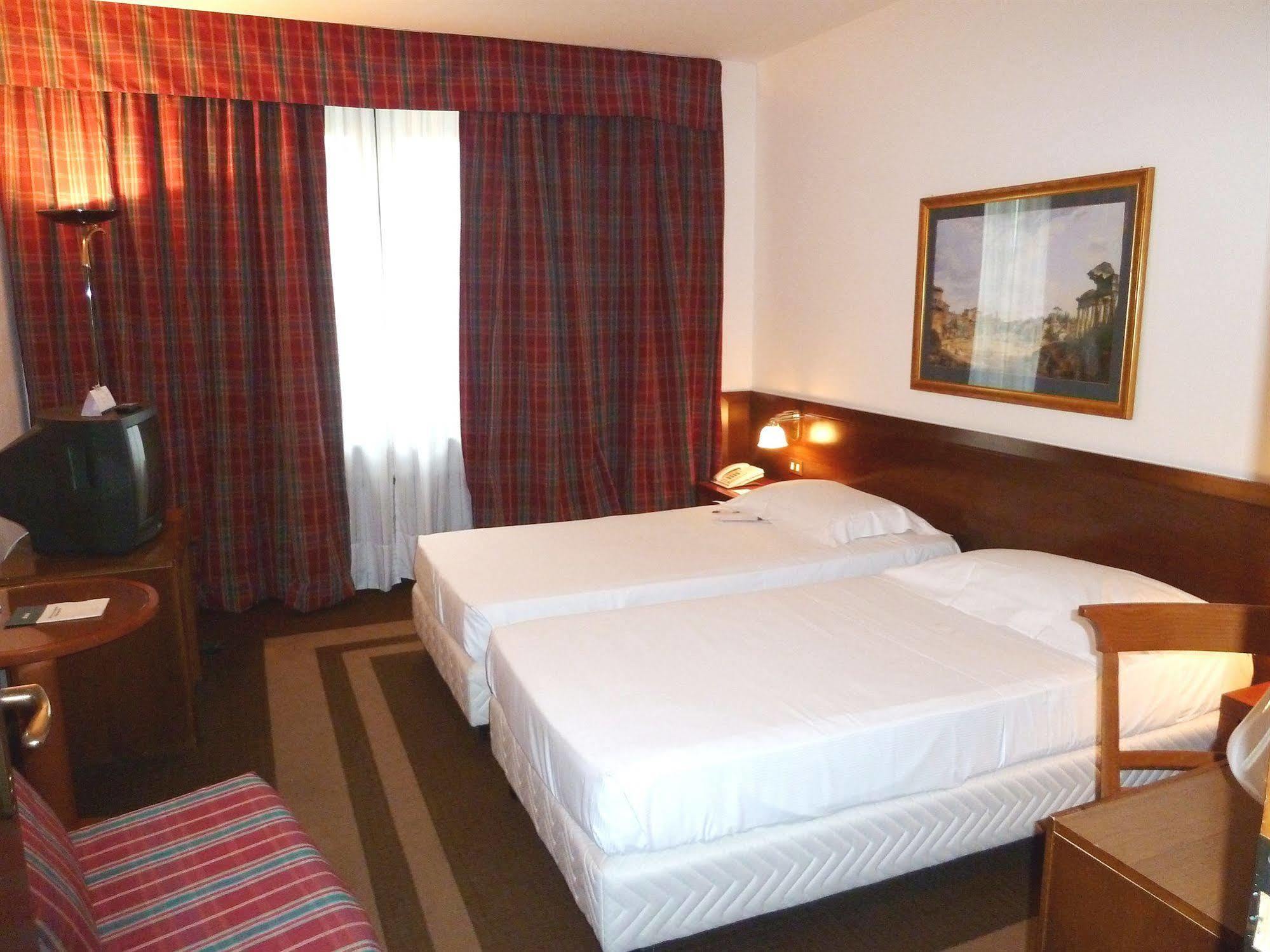 Una Hotel Лоді Екстер'єр фото