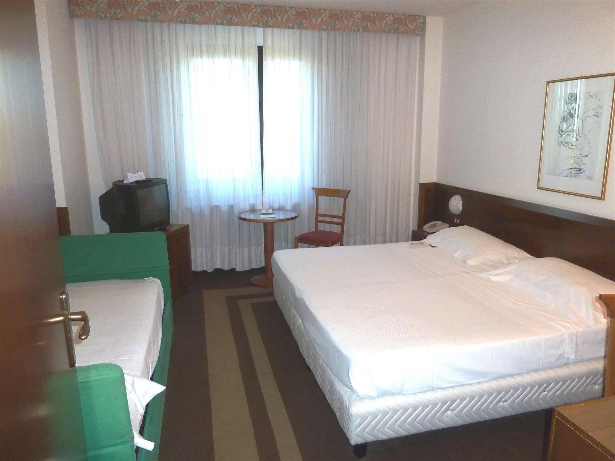 Una Hotel Лоді Екстер'єр фото