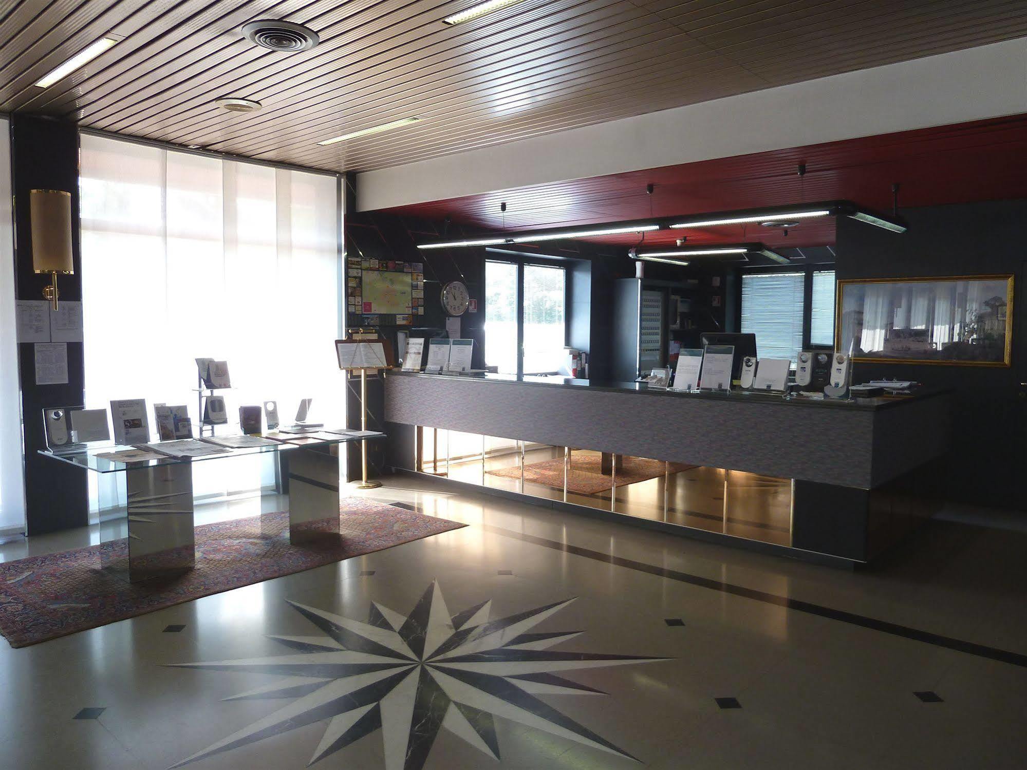Una Hotel Лоді Екстер'єр фото
